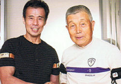 加圧トレーニング発明者の佐藤義昭氏（左）と杉原照雄プロ